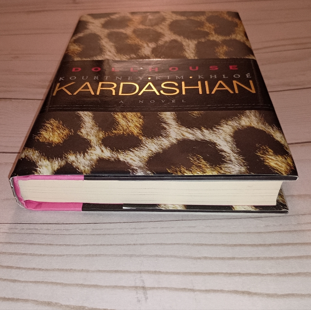 Signed First Edition KARDASHIANS Dollhouse Book - Signed by Khloe and Kourtney - Picture 6 of 9